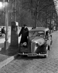 Magyarország, Budapest II., Szilágyi Erzsébet (Olasz) fasor, taxiállomás a Fogaskerekű végállomásával szemben., 1941, Lissák Tivadar, felirat, taxi, Fiat-márka, olasz gyártmány, automobil, taxiállomás, Fiat 1100B, rendszám, tábla, Budapest, Fortepan #71737