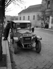 Magyarország, Budapest I., Alagút utca a Krisztina téri templom felé nézve., 1941, Lissák Tivadar, magyar gyártmány, taxi, automobil, taxiállomás, rendszám, MÁG-márka, MÁG Magotax, Budapest, jobbra hajts, Fortepan #71742