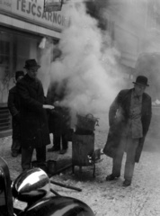 Magyarország, Budapest V., Október 6. (gróf Teleki Pál) utca 11., 1942, Lissák Tivadar, tejbolt, Budapest, füst, Fortepan #71781