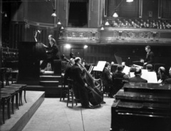 Magyarország, Budapest VI., Zeneakadémia, Nagyterem., 1942, Lissák Tivadar, hangszer, egyetem, zongora, nagybőgő, orgona, karmester, színházterem, Budapest, hangversenyterem, Fortepan #71786