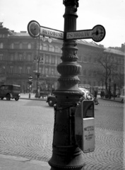 Magyarország, Budapest VI., Oktogon (Mussolini tér)., 1942, Lissák Tivadar, jelzőlámpa, buszmegálló, jelzőtábla, szemetes, zománctábla, Budapest, Fortepan #71796