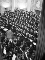 Magyarország, Budapest VIII., a mai Erkel Színház, ekkor Magyar Művelődés Háza. A Budapesti Kórus hangversenye., 1942, Lissák Tivadar, hangszer, színház, zenekar, kórus, dob, kotta, kürt, tuba, harsona, színházterem, Budapest, Fortepan #71806