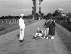 Magyarország, Balatonkeresztúr, Berényi utca., 1942, Lissák Tivadar, egyenruha, babakocsi, Fortepan #71849