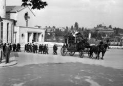 Magyarország, Budapest XII., Farkasréti temető, balra a Keresztes Szent János-temetőkápolna., 1942, Lissák Tivadar, hintó, temető, koszorú, temetés, kápolna, Budapest, Fortepan #71859