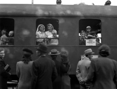 Magyarország, Budapest I., a Déli pályaudvar. Az Országos Gyermekvédő Liga önkéntesei és a liga szervezésében nyaralásra induló gyerekek hozzátartozóikkal., 1942, Lissák Tivadar, ápolónő, vagon, levente, Budapest, Fortepan #71872