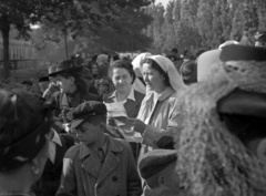 Magyarország, Budapest I., a Déli pályaudvar indulási oldala. Az Országos Gyermekvédő Liga önkéntese és a liga szervezésében nyaralásra induló gyerek hozzátartozóikkal., 1942, Lissák Tivadar, ápolónő, Budapest, Fortepan #71875