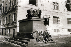 Magyarország, budai Vár, Budapest I., Görgey Artúr szobrának talapzata a Hadtörténeti Múzeum mellett., 1945, Fortepan, kirándulás, szobor, csoportkép, talapzat, Budapest, Görgey Artúr-ábrázolás, Fortepan #7193