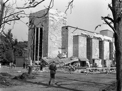 Magyarország, Városmajor, Budapest XII., Jézus Szíve-templom. A felvétel az 1942. szeptember 4-i bombatámadás után készült., 1942, Lissák Tivadar, templom, háborús kár, bombázás, katona, modern építészet, pisztolytáska, Budapest, Árkay Aladár-terv, Árkay Bertalan-terv, Fortepan #71947