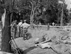 Magyarország, Városmajor, Budapest XII., az Ördög-árokba csapódott bomba krátere a Jézus Szíve-templom mellett. A felvétel az 1942. szeptember 4-i bombatámadás után készült., 1942, Lissák Tivadar, Budapest, Fortepan #71949