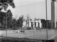 Magyarország, Városmajor, Budapest XII., a teniszpálya mögött a Jézus Szíve-templom. A felvétel az 1942. szeptember 4-i bombatámadás után készült., 1942, Lissák Tivadar, templom, háborús kár, bombázás, teniszpálya, Budapest, Árkay Aladár-terv, Árkay Bertalan-terv, Fortepan #71951