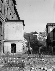 Magyarország, Budapest XI., a Magyar királyi József nádor Műszaki és Gazdaságtudományi Egyetem (később Budapesti Műszaki és Gazdaságtudományi Egyetem)a Bertalan Lajos utca felől nézve. Balra az F, jobbra az L épület., 1945, Lissák Tivadar, kerékpár, háborús kár, bombázás, egyetem, Budapest, Budapesti Műszaki Egyetem, Fortepan #71962