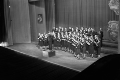 Magyarország, Budapest VIII., a mai Erkel Színház, ekkor Magyar Művelődés Háza. Budapesti Kórus, a karnagy Bárdos Lajos., 1942, Lissák Tivadar, színház, festmény, kórus, karmester, Budapest, Fortepan #71973