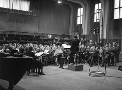 Hungary, Budapest VIII., a Magyar Rádió 6-os stúdiója., 1942, Lissák Tivadar, microphone, choir, conductor, Budapest, Hungarian Radio, Fortepan #71986