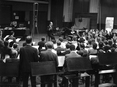 Hungary, Budapest VIII., a Magyar Rádió 6-os stúdiója., 1942, Lissák Tivadar, microphone, choir, conductor, Budapest, Hungarian Radio, Fortepan #71987