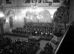 Magyarország, Budapest V., Vigadó, a Székesfővárosi Zenekar és a Budapesti Kórus hangversenye. Szólisták László Magda, Basilides Mária, Rösler Endre és Rissay Pál a Magyar Állami Operaház énekesei., 1943, Lissák Tivadar, zenekar, Feszl Frigyes-terv, csillár, kórus, karmester, Budapest, hangversenyterem, Fortepan #72014