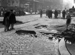 Magyarország, Budapest VI., Teréz körút a Szófia (Hegedűs Sándor) utca felől az Oktogon (Mossolini tér) felé nézve., 1943, Lissák Tivadar, teherautó, sínpálya, Budapest, kátyú, Fortepan #72023