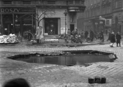 Magyarország, Budapest VI., Teréz körút, jobbra a Szófia (Hegedűs Sándor) utca torkolata., 1943, Lissák Tivadar, gyógyszertár, sínpálya, Budapest, kátyú, Fortepan #72024