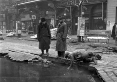 Magyarország, Budapest VI., Teréz körút a Szófia (Hegedűs Sándor) utca saroknál. Jobbra az Oroszy cukrászda., 1943, Lissák Tivadar, cukrászda, fényképezőgép, sínpálya, Budapest, kátyú, Fortepan #72025