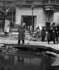 Magyarország, Budapest VI., Teréz körút, jobbra a Szófia (Hegedűs Sándor) utca torkolata., 1943, Lissák Tivadar, gyógyszertár, fényképezőgép, sínpálya, Budapest, kátyú, Fortepan #72026