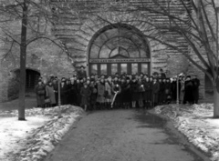 Magyarország, Szeged, Stefánia, a Budapesti Kórus tagjai a Mária Terézia korából való kazamatasor előtt., 1943, Lissák Tivadar, csoportkép, koszorú, kórus, Fortepan #72029