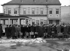 Magyarország, Szeged, Indóház tér, az 1-es villamos megállójában a Budapesti Kórus tagjai., 1943, Lissák Tivadar, csoportkép, villamos, kórus, Fortepan #72038