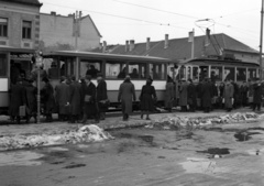 Magyarország, Szeged, Indóház tér, az 1-es villamos megállójában a Budapesti Kórus tagjai., 1943, Lissák Tivadar, villamos, kórus, villamosmegálló, Fortepan #72039