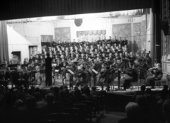 Magyarország, Szeged, Szegedi Nemzeti Színház (ekkor Városi Színház), a Budapesti Kórus hangversenye a Szegedi Filharmonikus Egyesület zenekarával., 1943, Lissák Tivadar, hangszer, zenekar, hegedű, kórus, cselló, nagybőgő, fuvola, karmester, színházterem, Fortepan #72043