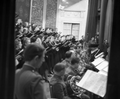 Magyarország, Szeged, Szegedi Nemzeti Színház (ekkor Városi Színház), a Budapesti Kórus hangversenye a Szegedi Filharmonikus Egyesület zenekarával., 1943, Lissák Tivadar, hangszer, trombita, zenekar, kórus, nagybőgő, kotta, kürt, kottatartó, tuba, harsona, Fortepan #72044