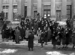 Hungary, Szeged, a Budapesti Kórus tagjai a Móra Ferenc Múzeum előtt., 1943, Lissák Tivadar, tableau, museum, choir, Adolf Láng-design, Neoclassical architecture, Antal Steinhardt-design, Fortepan #72050