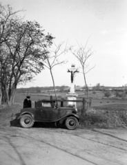 Hungary, Lőrinci, kőkereszt a Zagyva mellett., 1943, Lissák Tivadar, Fiat-brand, Italian brand, cross, automobile, crucifix, Fortepan #72062