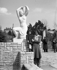 Hungary, Budapest II., Nagy Lajos (Fenyves) tér, Korsós nő kútszobor (Sóváry János, 1938.)., 1943, Lissák Tivadar, sculpture, Budapest, nude figure, Fortepan #72065