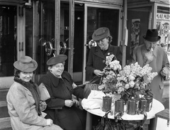 Magyarország, Budapest VII., Dohány utca - Károly körút (Károly király út) sarok. Adománygyűjtés az Országos Gyermekvédő Liga számára a Brodway (Barlang) mozi előtt., 1943, Lissák Tivadar, virágcsokor, adománygyűjtés, persely, Budapest, Fortepan #72080