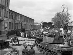 Hungary, Budapest XVI., Mátyásföld, Újszász utca 41-43. (Keresztúri út 1-3.), a Magyar Királyi Honvéd gépkocsiszertár díszudvara, ünnepi mise., 1943, Lissák Tivadar, Hungarian brand, sculpture, soldier, liturgy, combat vehicle, engine, Budapest, Saint Christopher-portrayal, Fortepan #72097