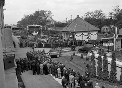 Hungary, Budapest XVI., Mátyásföld, Újszász utca 41-43. (Keresztúri út 1-3.), a Magyar Királyi Honvéd gépkocsiszertár díszudvara, ünnepi mise., 1943, Lissák Tivadar, Hungarian brand, sculpture, liturgy, combat vehicle, Budapest, Saint Christopher-portrayal, Fortepan #72104