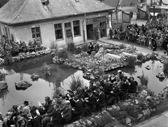 Hungary, Budapest XVI., Mátyásföld, Újszász utca 41-43. (Keresztúri út 1-3.), a Magyar Királyi Honvéd gépkocsiszertár díszudvara, az ünnepi mise résztvevői., 1943, Lissák Tivadar, lake, picture, liturgy, Budapest, Fortepan #72107