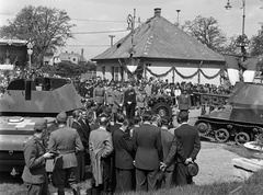 Hungary, Budapest XVI., Mátyásföld, Újszász utca 41-43. (Keresztúri út 1-3.), a Magyar Királyi Honvéd gépkocsiszertár díszudvara, haditechnikai bemutató., 1943, Lissák Tivadar, Hungarian brand, sculpture, soldier, combat vehicle, Budapest, Saint Christopher-portrayal, Fortepan #72110