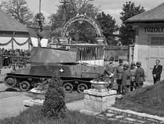 Hungary, Budapest XVI., Mátyásföld, Újszász utca 41-43. (Keresztúri út 1-3.), a Magyar Királyi Honvéd gépkocsiszertár díszudvara, haditechnikai bemutató., 1943, Lissák Tivadar, Hungarian brand, soldier, combat vehicle, Budapest, Fortepan #72111