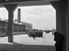 Hungary, Budapest XVI., Mátyásföld, Újszász utca 41-43. (Keresztúri út 1-3.),, a díszszázad a zenekar felvezetésével a díszudvar felé vonul., 1943, Lissák Tivadar, musical instrument, trumpet, military band, horn, Budapest, Fortepan #72116