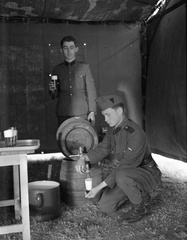 1943, Lissák Tivadar, drinking, beer, soldier, beer keg, Fortepan #72127