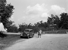 Hungary, a 3-as főút Gödöllő és Budapest között, a mogyoródi elágazásnál. Ford V8 Modell 48, 1935-ös kiadású személygépkocsi., 1943, Lissák Tivadar, intersection, Gerrman brand, road signs, Ford-brand, automobile, Fortepan #72149