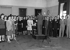 Hungary, Budapest VIII., Pollack Mihály tér 8. (Eszterházy utca 34.), Nemzeti Lovarda, díszterem. A kórus karnagya Deák-Bárdos György zeneszerző., 1943, Lissák Tivadar, tableau, microphone, conductor, Budapest, Fortepan #72151