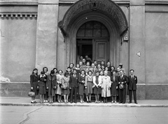 Hungary, Budapest VIII., Pollack Mihály tér 8. (Eszterházy utca 34.), Nemzeti Lovarda. Felöltőben a kórus karnagya Deák-Bárdos György zeneszerző., 1943, Lissák Tivadar, tableau, Budapest, Fortepan #72154