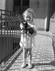 1943, Lissák Tivadar, cat, girl, outside balcony, Fortepan #72158