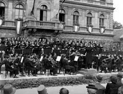 Slovakia, Komarno, Klapka György tér, a Budapesti Kórus és a Székesfővárosi Zenekar hangversenye a Városháza előtt., 1943, Lissák Tivadar, musical instrument, flag, Renaissance Revival, musician, violin, choir, public building, music-stand, conductor, Ágost Gerstenberger-design, Károly Arvé-design, Fortepan #72170