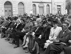 Slovakia, Komarno, Klapka György tér, a Budapesti Kórus és a Székesfővárosi Zenekar hangversenye a Városháza előtt., 1943, Lissák Tivadar, hat, soldier, fur coat, hat on knees, Fortepan #72172