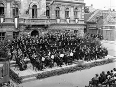 Slovakia, Komarno, Klapka György tér, a Budapesti Kórus és a Székesfővárosi Zenekar hangversenye a Városháza előtt., 1943, Lissák Tivadar, musical instrument, flag, sign-board, Renaissance Revival, musician, violin, choir, double bass, flute, public building, horn, music-stand, clarinet, conductor, trumpet, Ágost Gerstenberger-design, Károly Arvé-design, Fortepan #72174