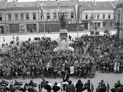 Slovakia, Komarno, Klapka György tér, a Budapesti Kórus és a Székesfővárosi Zenekar hangversenye a Városháza előtt. Középen Klapka György szobra., 1943, Lissák Tivadar, musical instrument, flag, sign-board, sculpture, musician, violin, flag pole, conductor, György Klapka-portrayal, József Róna-design, Fortepan #72177