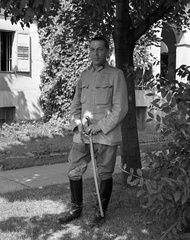 Magyarország, Osztovics Ferenc vezérkari ezredes a 2. páncéloshadosztály parancsnoka zsávoly zubbonyban és lovagló nadrágban., 1943, Lissák Tivadar, fegyver, katona, kard, Fortepan #72189