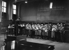 Magyarország, Budapest VIII., a Magyar Rádió 6-os stúdiója, a karnagy Deák-Bárdos György., 1943, Lissák Tivadar, csoportkép, kórus, stúdió, karmester, Budapest, Magyar Rádió, Fortepan #72191