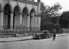 Slovakia, Lučenec, Kubínyiho námestie, református templom., 1943, Lissák Tivadar, church, Gerrman brand, DKW-brand, Miklós Ybl-design, fence, soldier, automobile, Fortepan #72193